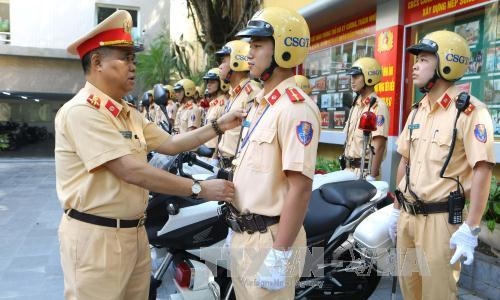 Hành động đẹp của Cảnh sát giao thông Hà Nội